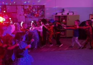 Dzieci z grupy 2 stoją ustawione w pociąg