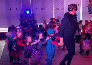 Dzieci z grupy 2 tańczą ustawione w pociąg ze swoją panią