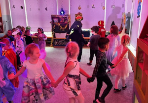 Dzieci z grupy 3 tańczą ustawione w pociąg