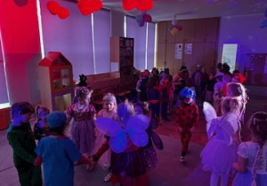 Tańce w kółeczkach w czerwonym świetle