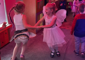 Dziewczynki z grupy 3 tańczą i skaczą