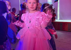 Dziewczynka z grupy 2 przebrana za księżniczkę