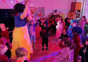 Tańce dzieci w dużym kole