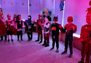 Tańce dzieci z grupy 4 i 5 w dużym kole