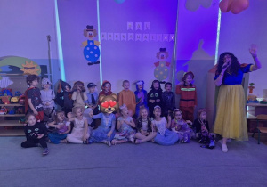 Grupowe zdjęcie dzieci z grupy 3 z panią rytmiczką podczas balu