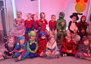 Grupowe zdjęcie dzieci z grupy 2 z panią rytmiczką podczas balu