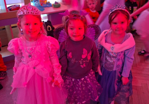 trzy dziewczynki księżniczki z grupy 2 na balu