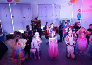 Tańce grupy 5 w różowym świetle