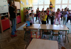 Wspólne ćwiczenia samoobrony prowadzącego i dzieci z grupy 5