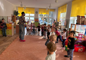 Dzieci z grupy 2 wykonują odpowiednie ruchy z panem Markiem podczas pokazu samoobrony