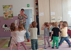 Wspólne ćwiczenia samoobrony prowadzącego i dzieci z grupy 1