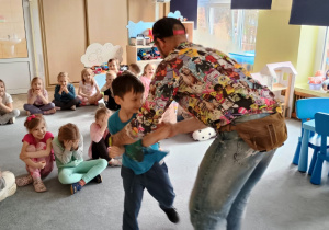 Chłopiec z grupy 4 ćwiczy odpowiednie chwyty z panem Markiem