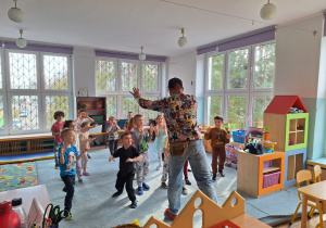 Wspólne ćwiczenia samoobrony prowadzącego i dzieci z grupy 3
