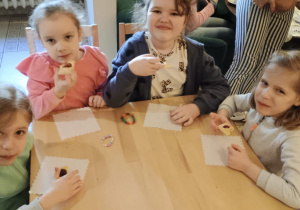 dziewczynki z grupy 4 siedzą przy stoliku podczas poczęstunku