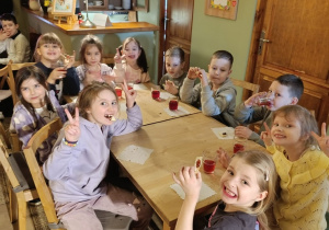 Grupa 5 siedzi przy stolikach podczas poczęstunku