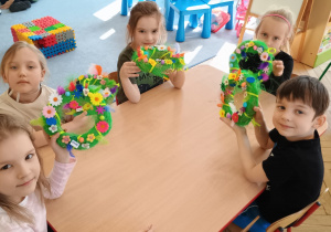 Dzieci z gr 4 pokazują swoje skończone wianki wielkanoce