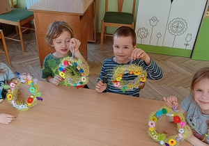 Chłopcy i dziewczynki z gr 4 pokazują skończone wianki wielkanocne