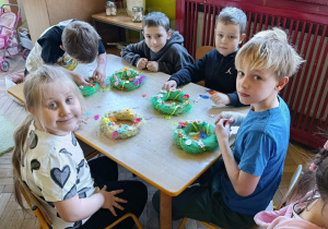 Dzieci z gr 5 podczas dekorowania wianuszków