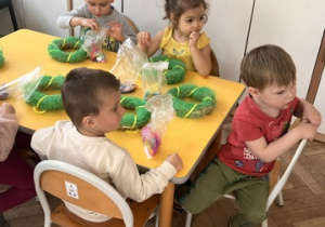 Dzieci z gr 1 wyjmują ozdoby z torebek