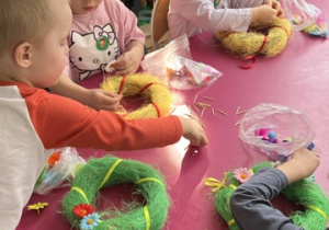 Przedszkolaki z gr 1 podczas przyozdabiania wielkanocnych wianuszków