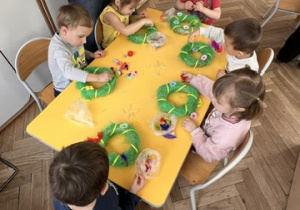 Dzieci z gr 1 przyczepiają ozdoby