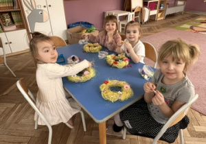 Dziewczynki z gr 1 zadowolone i uśmiechnięte podczas warsztatów