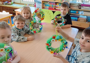 Chłopcy i dziewczynki z gr 4 pokazują ukończone wianki wielkanocne