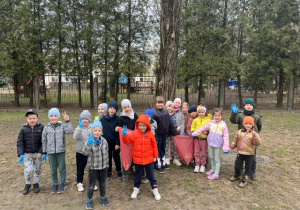 Grupowe zdjęcie dzieci z gr 5 podczas sprzątania okolicy przedszkola