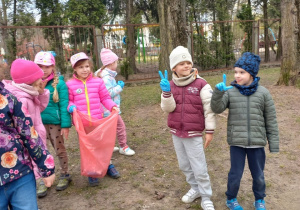 Dzieci z gr 4 sprzątają okolice przedszkola