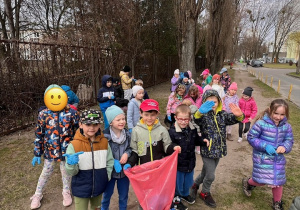 Przedszkolaki z gr 3 i 4 wspólnie porządkują okolice przedszkola