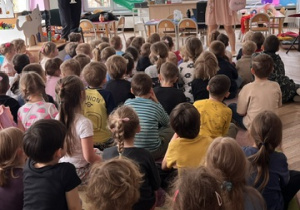 Pani prowadząca śpiewa piosenkę powitalną