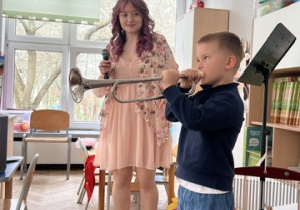 Chłopiec z gr 5 gra na trąbce