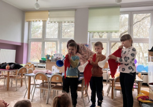 Dzieci z gr 3, 4 i 5 grają na plastikowych trąbkach
