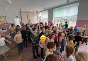 Dzieci tańczą i śpiewają piosenkę na zakończenie koncertu