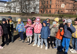 Dzieci na spacerze w parku Reymonta. W tle Cetralne Muzeum Włókiennictwa