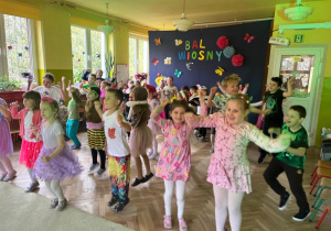 Tańczące dzieci z grupy 4 i 5