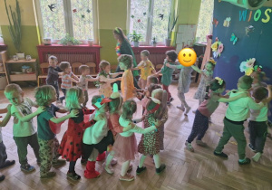 Dzieci z grupy 2 i 3 tańczą w pociągu