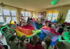 Zabawy w kole z chustą animacyjną grupa 1, 2 i 3