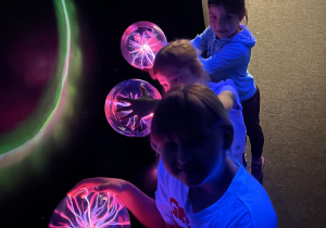 Dziewczynki z grupy 5 trzymają w dłoniach laserowe kule