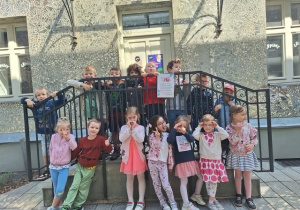 Zdjęcie grupowe dzieci z grupy 3 w Pasażu Róży