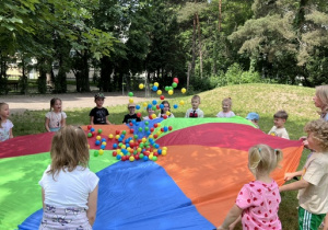 Zabawy z chustą animacyjną- grupa 3