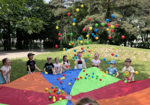 Podrzucanie piłeczek na chuście animacyjnej- grupa 3