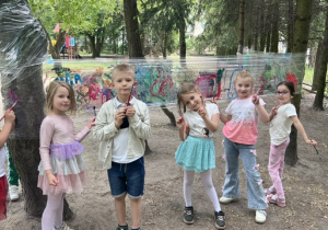 Dzieci podczas malowania farbami na folii- grupa 3