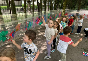 Dzieci z grupy 2 malują farbami na foliach