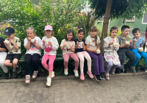 Dzieciaki z grupy 5 jedzą lody
