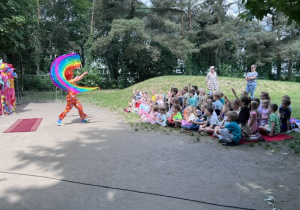 Pokaz wirującej tęczowej płachty