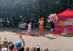 Dziewczynka z 3 grupy na scenie kręci hula hop na ręce