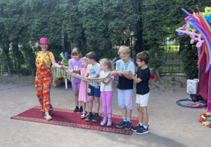 Dzieci z grupy 4 i 5 trzymają węża