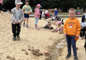 Zabawy przedszkolaków na mini plaży