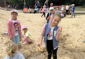 Zabawy dziewczynek z 3 grupy na mini plaży